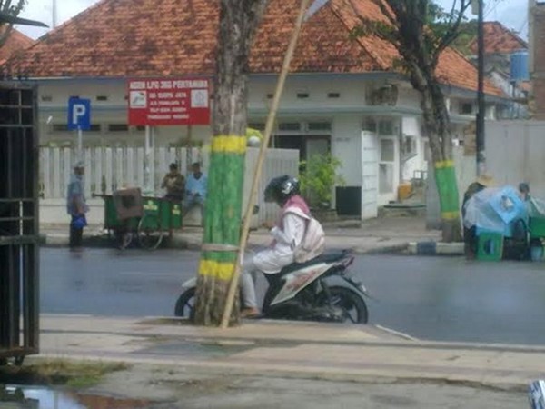 Mau SMS, Ya Minggir Dulu...