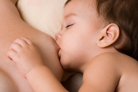 Pemberian Air Putih pada Bayi Bisa Sebabkan Malnutrisi dan Rusak Ginjal?