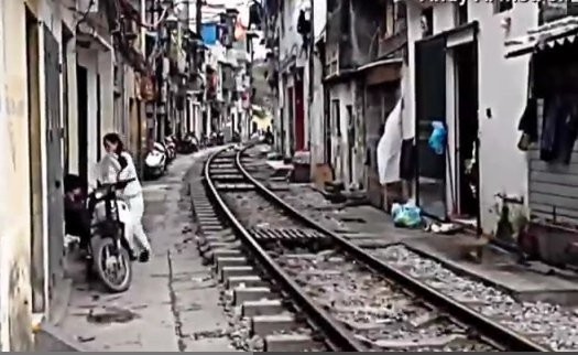 Ngeri! Jalur Kereta di Vietnam Ini Ada di Teras Rumah Penduduk