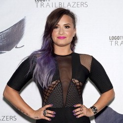 Dukung Pernikahan Gay, Demi Lovato Seksi Bergaun Transparan