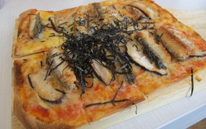 Shokudo Japanese Coffee House: Renyah Gurih Pizza Bertopping Unagi Gurih Manis