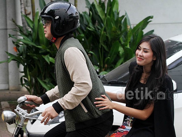 Aww, Mesranya Billy Bonceng Syahnaz Naik Sepeda