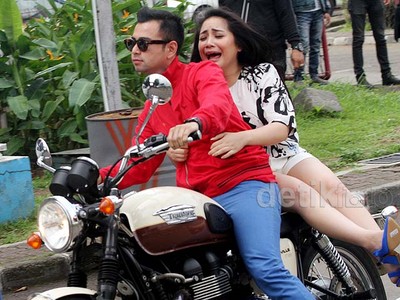 Ngeeeng! Dibonceng Raffi Naik Motor, Nagita Ketakutan