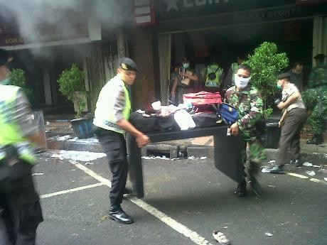 Polisi dan Tentara Berjibaku Selamatkan Barang Jualan