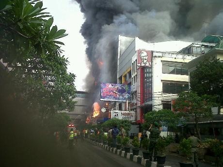 11 Jam Belum Padam, Petugas Terus Berupaya Kendalikan Api