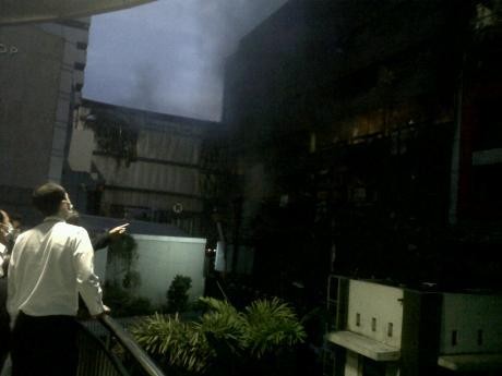 20 Jam Berlalu, Api Kembali Menyala di Kings Shopping Centre