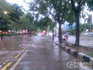 Hujan Deras Guyur Jaksel, Jalan di Depan Gandaria City Berubah Menjadi Kolam