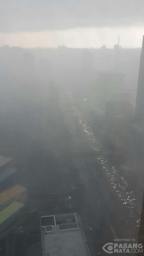 Ini Penampakan Hujan Deras dari Gedung Pencakar Langit di Thamrin Ini Penampakan Hujan Deras dari Gedung Pencakar Langit di Thamrin