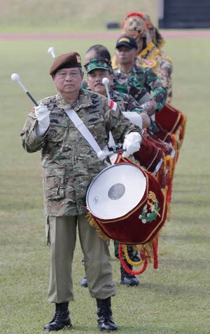 Ini Gaya SBY Tampil Bersama Taruna Drum Band Akmil Magelang