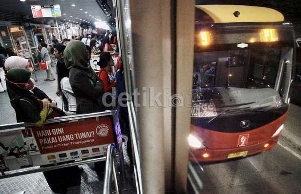 Efek Hujan dan Macet, 3 Jam Tak Ada TransJ Lewat di Grogol