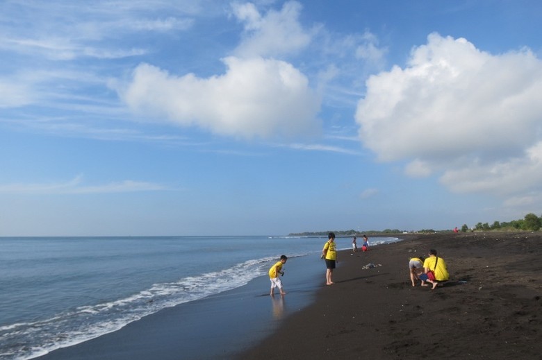 Menikmati Pagi Gemilang Di Pantai Boom Banyuwangi