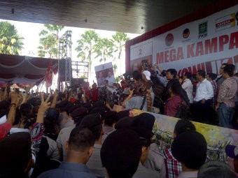 Ditemani Mega, Jokowi Simulasikan Cara Mencoblos di Palembang