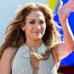 Lagi, Jennifer Lopez Kepergok Jalan Bareng Seorang Dancer