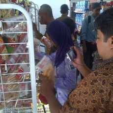 Sidak Mamin, Petugas Temukan Roti Berjamur di Swalayan Situbondo