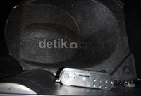 Di bawah jok, ada beberapa slot yang berguna untuk memasukkan USB atau kartu memori. Ini berguna untuk mereka yang ingin mendengarkan lagu. Bila tidak, ada fitur radio pula.