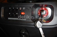 Di bagian tengah-bawah stang, terdapat sejumlah tombol untuk mengatur piranti audio tersebut.