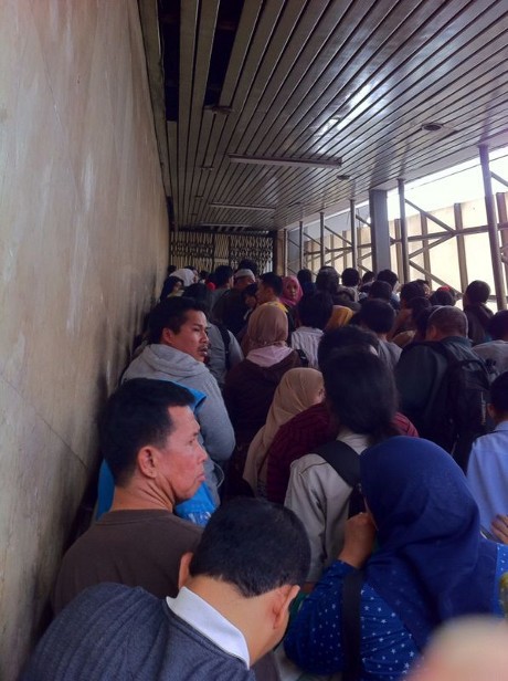 Beginilah Lautan Penumpang di Stasiun Tanah Abang Jelang Ramadan