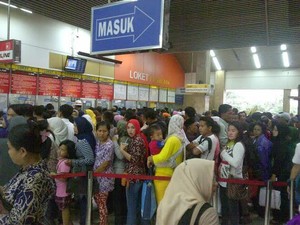 Petugas PT KAI Kerepotan Atur Ledakan Penumpang di Tanah Abang