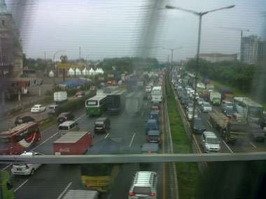 Masuki Jam Berangkat Kantor, Tol Cikampek Arah Jakarta Makin Macet
