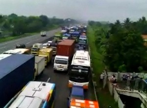 Cerita Iim, Warga Karawang yang Asik Tonton Macet di Tol Cikampek-Jakarta