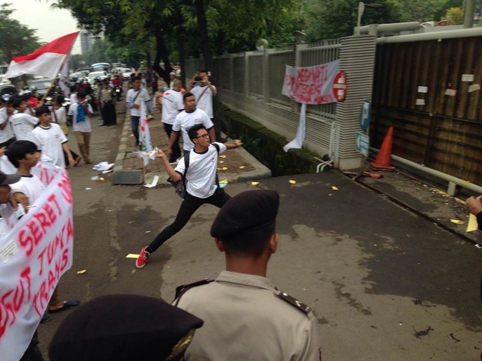 Pendemo di KPK Lempar Telur, Minta Kasus TransJ Berkarat Diusut