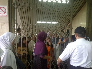 Penumpang Penuh, PT KAI Berlakukan Buka Tutup Gerbang Stasiun Tanah Abang
