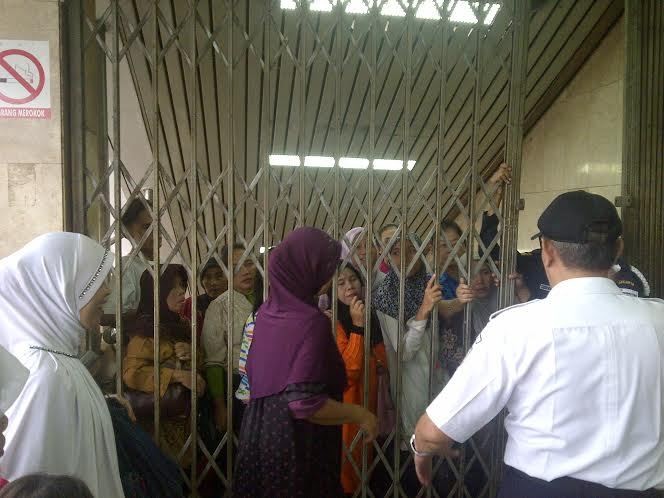 Penumpang Penuh, PT KAI Berlakukan Buka Tutup Gerbang Stasiun Tanah Abang