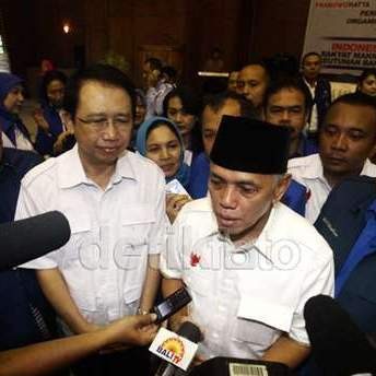 Kampanye di Pontianak, Hatta Dapat Baju Adat