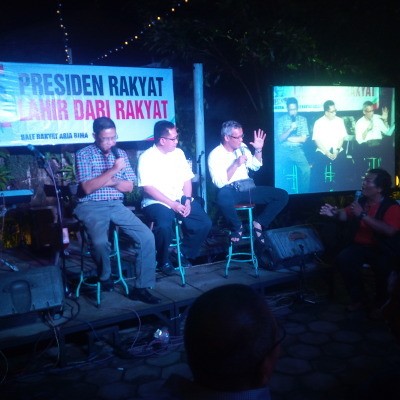 Ngerumpi Pilpres di Angkringan