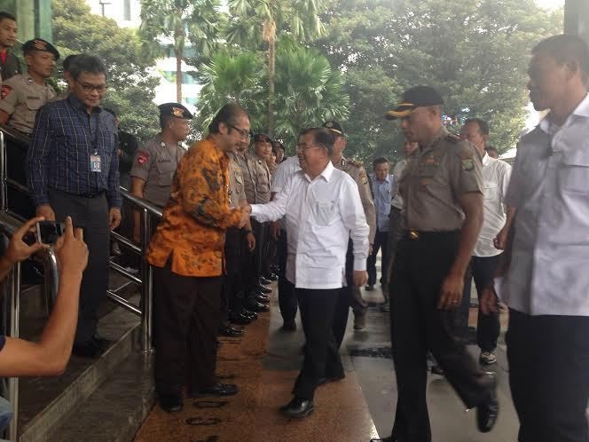 Berkemeja Putih, JK Datangi KPK untuk Klarifikasi Kekayaan