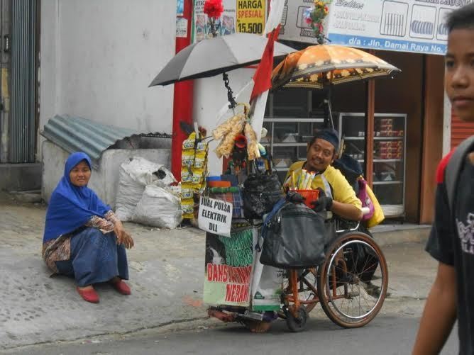 Laju Kursi Roda Pak Kun yang Tersendat Saat Bertahan dari Meningitis