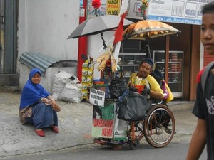 Di Atas Kursi Roda, Pak Kun Mengharap Beasiswa dari Prabowo Subianto