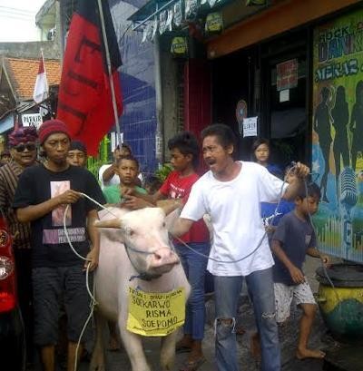 Dolly Tetap Beroperasi, Warga Sembelih Kerbau Bertuliskan Risma dan Soekarwo