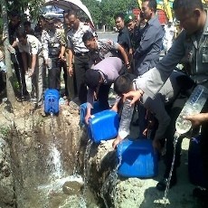 Ribuan Liter Miras di Mojokerto Dimusnahkan