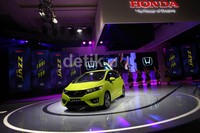 Honda Jazz pada generasi ketiga ini telah mengaplikasikan transmisi CVT Earth Dreams Technology, yaitu menggunakan Torque Converter sebagai penyalur tenaga dari engine.