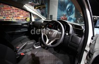 Memasuki ruang kabin, akan terlihat konsep 'Sophisticated  Futuristic Cockpit'.