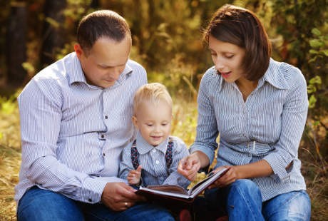 Sempatkan Bercerita Dongeng Biar Anak Makin Pintar