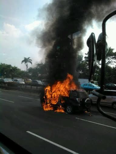 Ini Penampakan Dahsyatnya Api yang Membakar Terios di Tol Halim