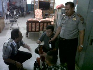 Jelang Ramadan, Polisi Sita Ratusan Botol Miras di Kepulauan Meranti