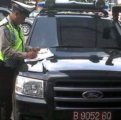 Aiptu Edi Tilang Mobil Pelat Merah yang Pakai Rotator di Pondok Pinang