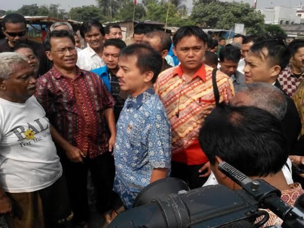 Naik Camry, Roy Suryo Lihat-lihat Taman BMW