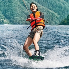 Serunya Chen EXO Mencoba Olahraga Air Wakeboard