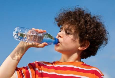 Tak Ingin Anak Obesitas? Letakkan Air Putih di Meja Makan