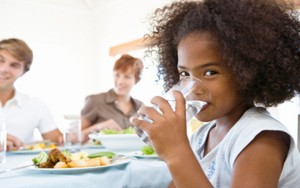 Minum Air Putih Saat Makan Bisa Kurangi Risiko Obesitas pada Anak
