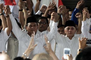 Prabowo Sambangi Kyai di Cirebon dan Pabrik Bola di Majalengka