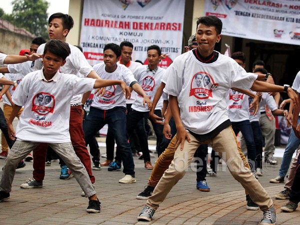 Dukung Jokowi-JK, Puluhan Pemuda Shuffle Dance