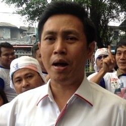 Sambut Ramadan, Eko Patrio Bagi-bagi Buah di Terminal