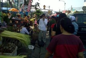 Kunjungi Pasar Kramat Jati, CT Tawar-menawar dengan Pedagang
