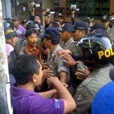 Razia Dolly Ricuh, Pekerja Lokalisasi Tak Terima Spanduk Dicopot