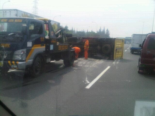 Truk Terguling di Tol Cikunir, Lalin ke Cikampek Macet 2 Km